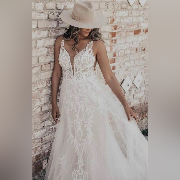 NEW Essence of Australia Lace V-Neckline with Sheer Bodice Wedding Gown D3324 - Picture 2 of 9